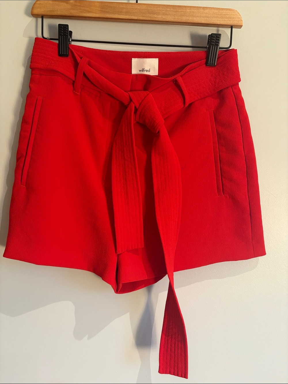 Aritzia Wilfred Red Tie-Waist Tailored Shorts | High Rise | Size 6